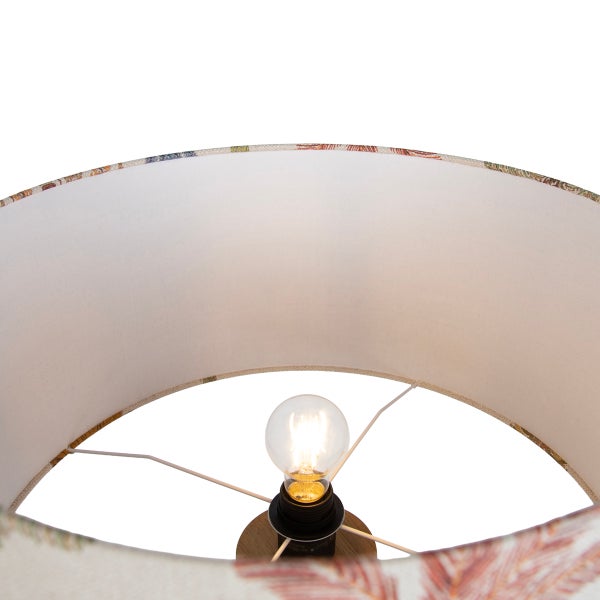 Lampenschirm mit gemustertem Textilbezug und mittig platzierter Glühlampe in einer Fassung.