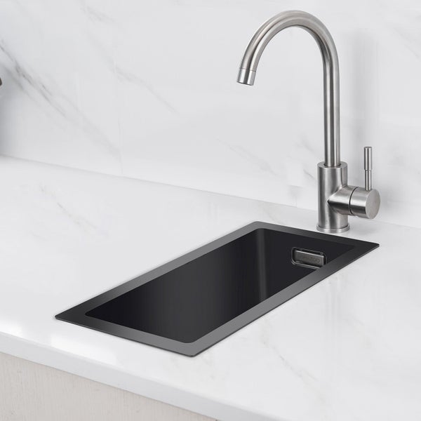 Einbauwaschbecken in Rechteckform mit Wasserhahn in einer hellen Marmoroptik Arbeitsplatte