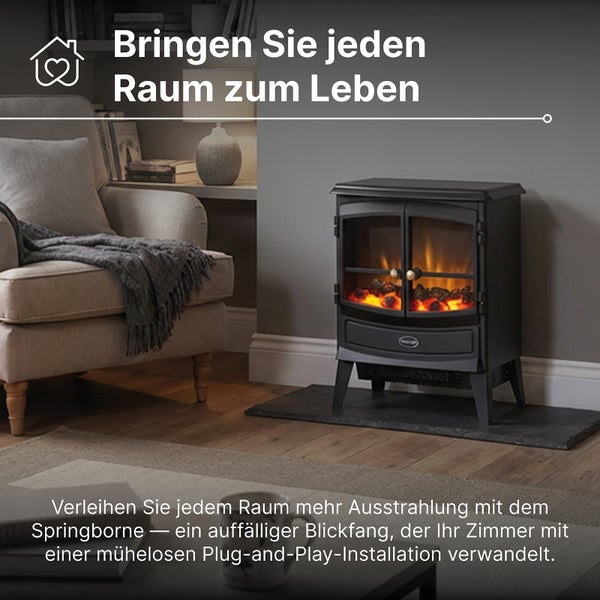 Freistehender elektrischer Kaminofen in klassischem Design mit realistischer Flammenoptik in einem Wohnzimmer neben einem Sessel.