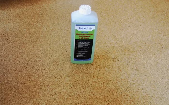 beko Parkett- und Laminatreiniger Konzentrat in einer Kunststoffflasche.