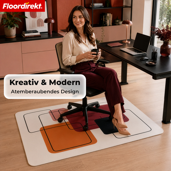Floordirekt Logo. Bodenschutzmatte mit modernem geometrischem Design in einem hellen Büro unter einem Bürostuhl an einem Schreibtisch.