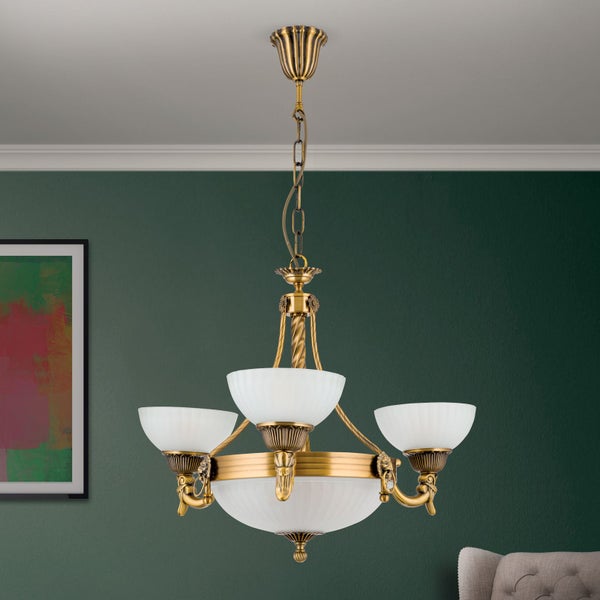 Klassischer Kronleuchter mit fünf Lichtquellen und gerippten Glasschirmen in antikem Design für das Wohnzimmer.