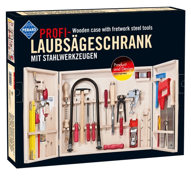 Grafische Darstellung einer Laubsäge mit eingespanntem Sägeblatt, montiert an einem hölzernen Werktisch für präzise Sägearbeiten.