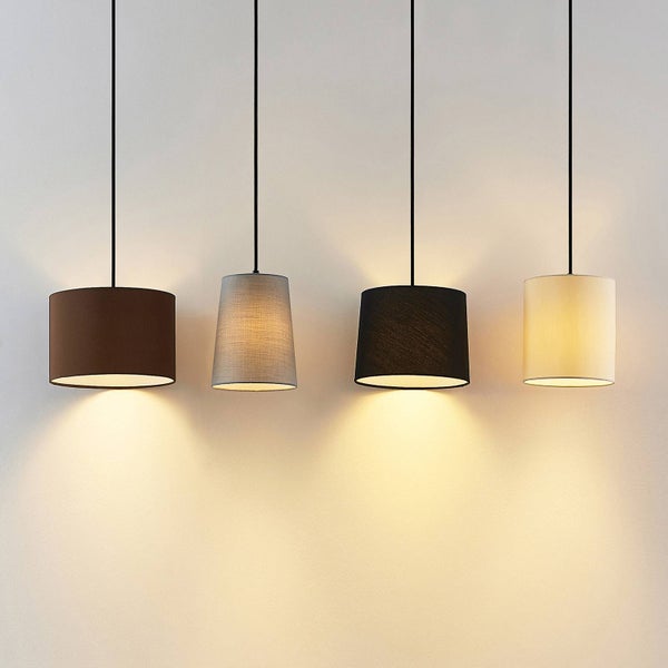 Hängeleuchte mit vier Lampenschirmen und Holzbalken, Maße dargestellt