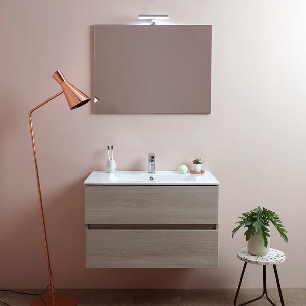 Badezimmer-Szene mit Waschtischunterschrank, Spiegel und Beleuchtung