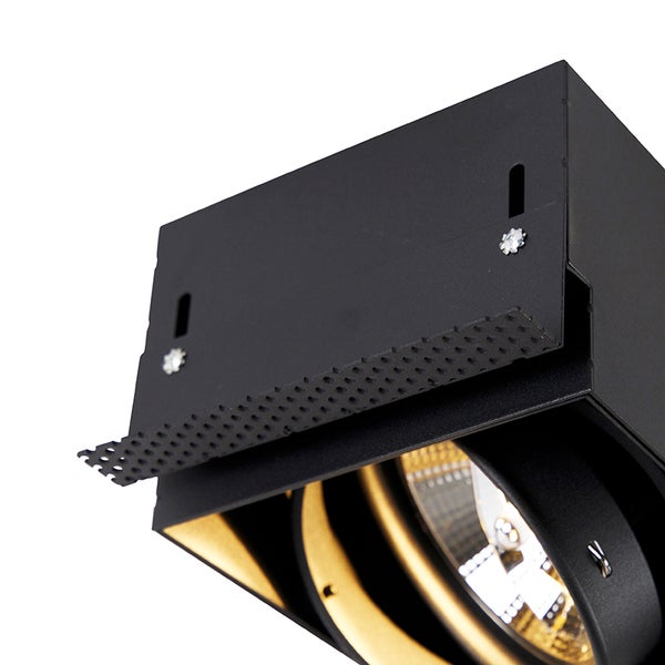 Detailansicht einer schwarzen Einbauleuchte mit goldfarbenem Innenring und perforiertem Montagewinkel für den Deckeneinbau.