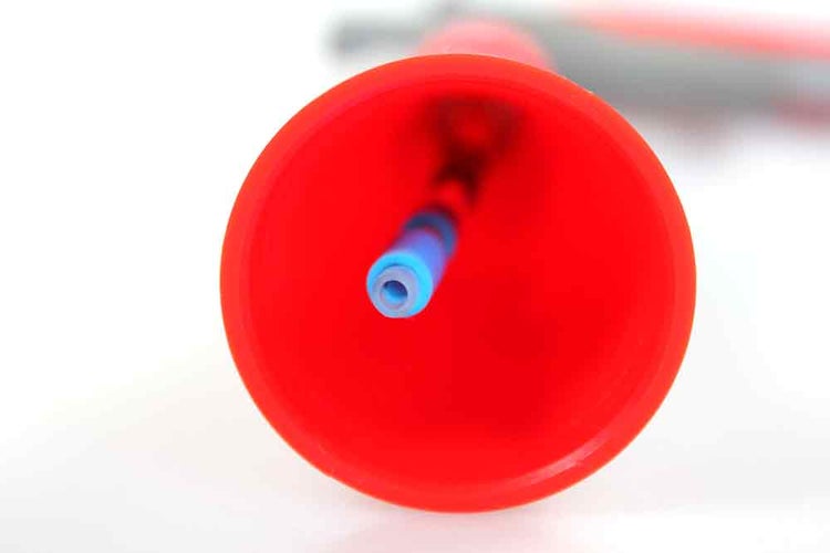 Roter Trichter mit blauem Auslaufrohr