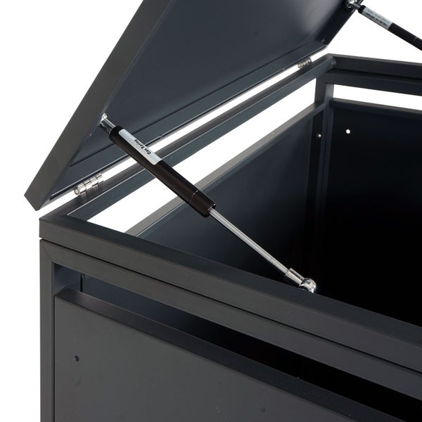 Detailansicht einer geöffneten Aufbewahrungsbox mit Gasdruckfeder zur Deckelunterstützung.