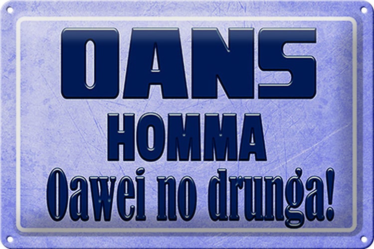 Dekoratives Schild mit Aufschrift, Vase und Topfpflanze auf einem Tisch