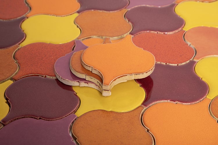 Nahaufnahme von Keramikfliesen in arabischem Design