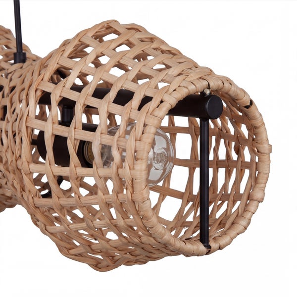 Detailansicht eines geflochtenen Lampenschirms aus Rattan mit schwarzem Metallrahmen und sichtbarem Leuchtmittel.