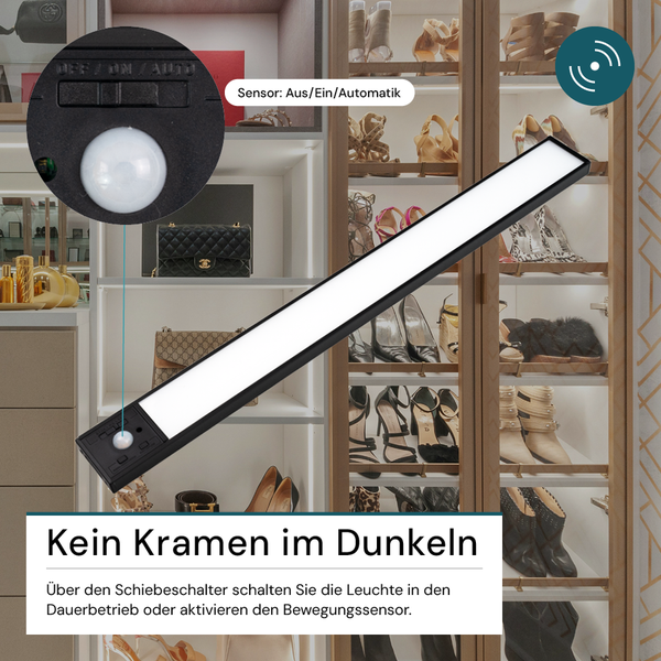LED-Schrankleuchte mit Bewegungssensor in einem begehbaren Kleiderschrank