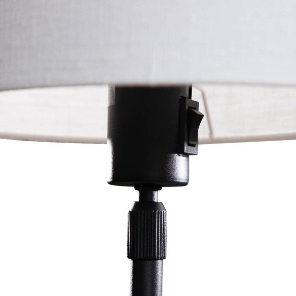 Detailaufnahme einer Stehlampe mit Schalter