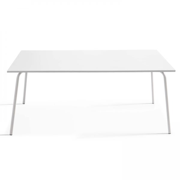 Weißer rechteckiger Tisch mit schlanken Metallbeinen.