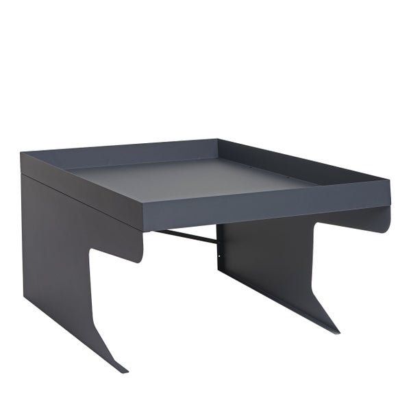 Moderner Pflanztisch aus Metall für den Garten
