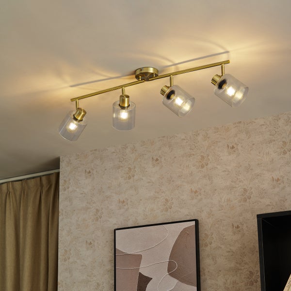 Deckenleuchte mit vier Strahlern und transparenten Lampenschirmen