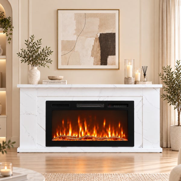Elektrischer Kamin mit weißem Marmor Kaminumbau in modernem Wohnzimmer mit Wandbild und Dekoration.
