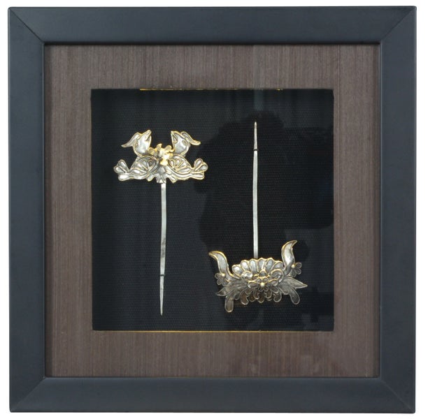 Gerahmtes Bild mit floralem Haarschmuck