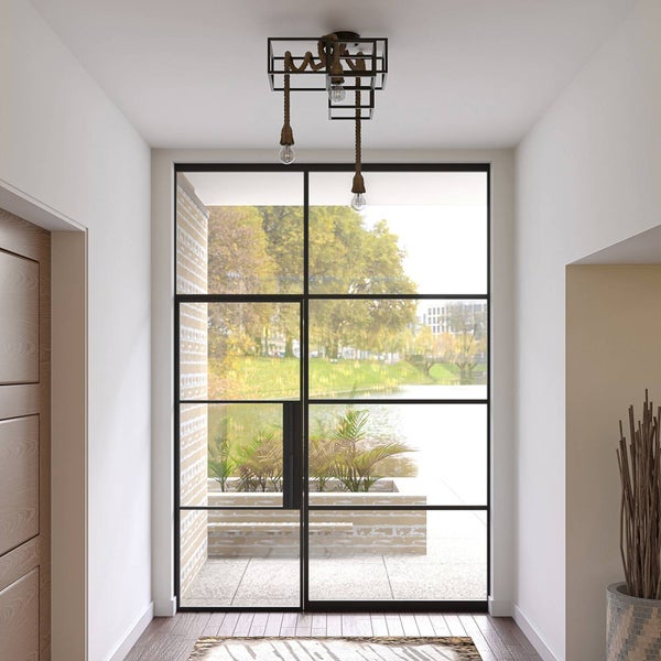 Deckenleuchte mit Seilaufhängung in einem hellen Flur