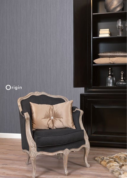 Dekorative Szene mit Stuhl, Kissen, Schrank und Tapete