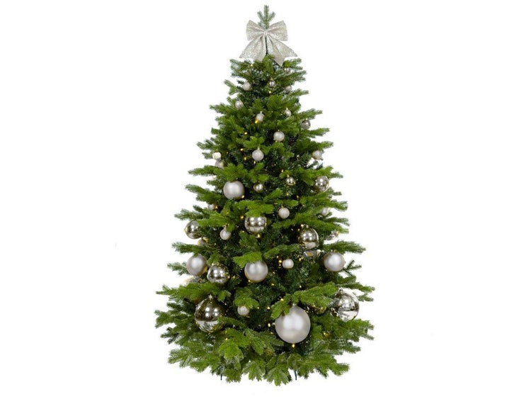 Geschmückter künstlicher Weihnachtsbaum mit LED Beleuchtung, Christbaumkugeln und einer Schleife als Baumspitze.