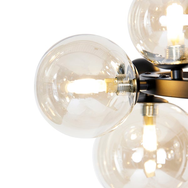 Nahaufnahme einer Lampe mit mehreren Glühbirnen in Kugelform