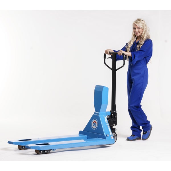 Blauer Gabelhubwagen mit Bedienerin