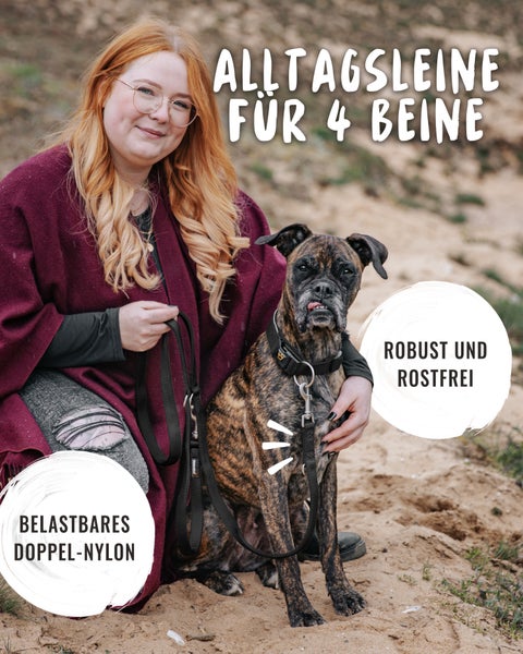 Frau mit Hund an einer schwarzen Doppelnylon-Leine