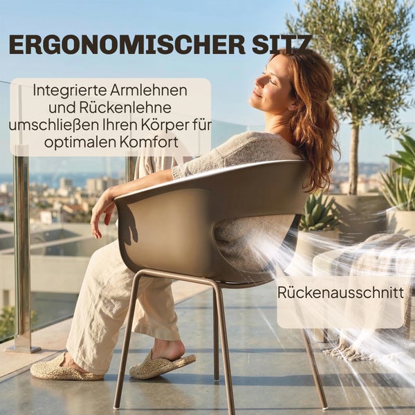 Frau sitzt entspannt in einem ergonomischen Gartenstuhl mit integrierten Armlehnen und Rückenlehne auf einer hellen Terrasse mit Stadtblick.
