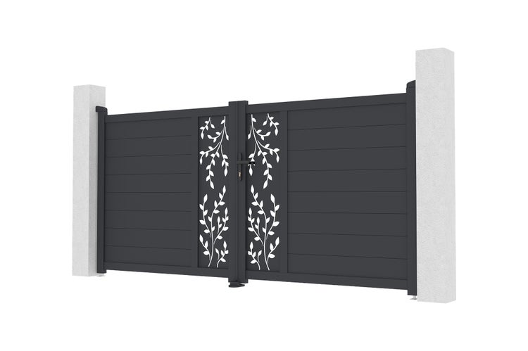 Anthrazitfarbenes Doppelflügeltor aus Aluminium mit horizontalen Lamellen und dekorativem Blattmuster in der Mitte zwischen zwei Pfosten.