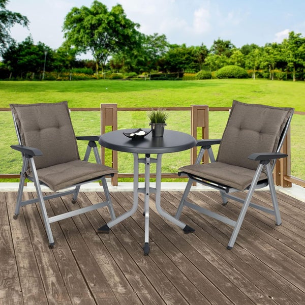 Modernes Gartenmöbel Set mit rundem Metalltisch und zwei Klappstühlen inklusive Polsterauflagen auf einer Holzterrasse im Grünen.