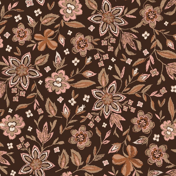 Florales Muster mit rosa und beigen Blumen und Blättern in Stickerei-Optik.