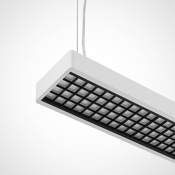 Weiße rechteckige LED-Pendelleuchte für das Büro mit Rasteroptik.