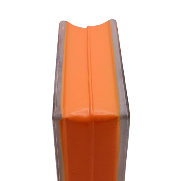 Orangener Kabelkanal