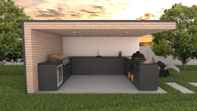 Moderne Außenküche mit Grill, Spüle und Stauraum unter einem Holzunterstand im Garten.