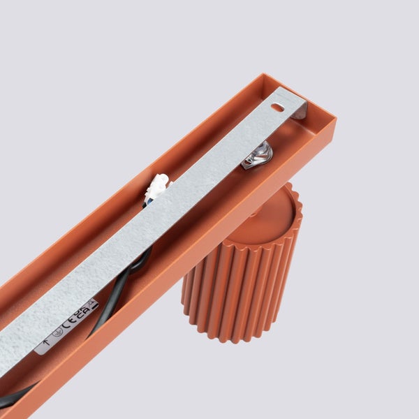 Detailansicht einer Wandleuchte mit Metallelementen und Befestigungsmaterial