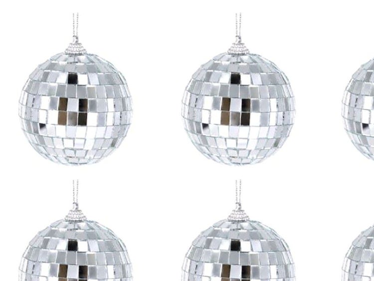 Mehrere spiegelnde Weihnachtskugeln im Discokugel Design mit Aufhänger zur Dekoration