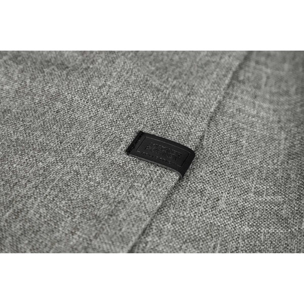 Detailaufnahme eines Möbelstücks mit Textilbezug und Herstelleretikett.