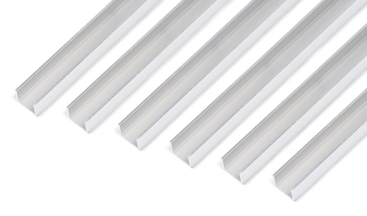 Mehrere U-Profile aus Aluminium nebeneinander angeordnet