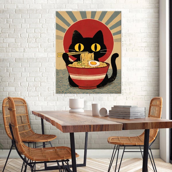 Wandbild mit einer Katze, die Ramen isst, im japanischen Stil an einer weißen Backsteinwand über einem Holztisch mit Rattan-Stühlen.