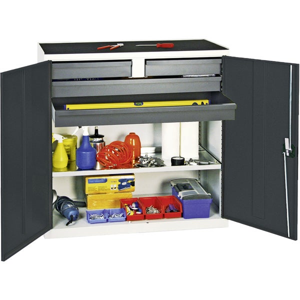 Moderne Sitzbadewanne mit Armaturen, Handbrause, Haltegriff und rutschhemmendem Boden.