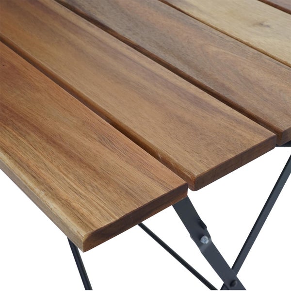 Detailansicht einer Gartentischplatte aus Holz mit Metallgestell