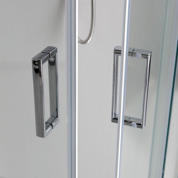 Detailansicht einer Duschkabine mit Griffen