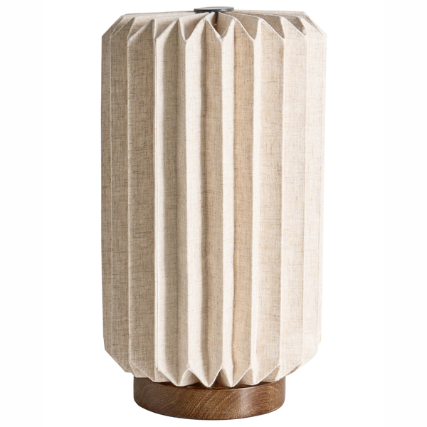 Tischleuchte mit plissiertem Textilschirm in Leinenoptik und rundem Holzfuß.