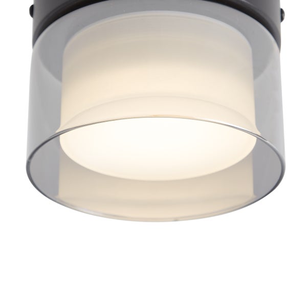 Deckenleuchte mit doppeltem Glasschirm aus transparentem und mattiertem Glas, schwarzes Metallgehäuse.