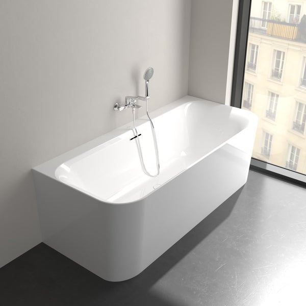 Freistehende Badewanne mit Armatur und Handbrause in einem hellen Badezimmer.