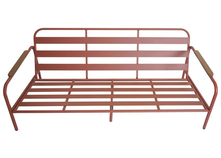 Gartensofa aus Metall mit Holzarmlehnen, Drei-Sitzer, rostfarben.