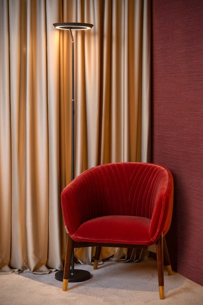 Szene mit Leseecke, bestehend aus Stehlampe und Sessel