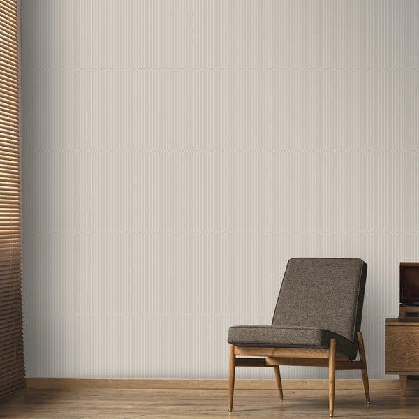 Wohnraum mit Vinyltapete, Sessel und Holzjalousien für eine gemütliche Atmosphäre