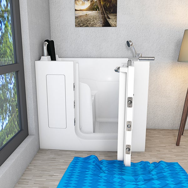 Begehbare Badewanne mit geöffneter Tür in einem Badezimmer